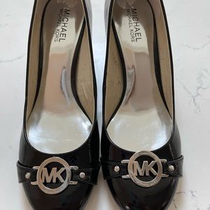 Michael Kors Designer Black Patent Leather Pumps Heels Shoes W/MK Silver Logo